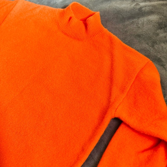 Bright, beautiful sweater - Picture 2 of 6